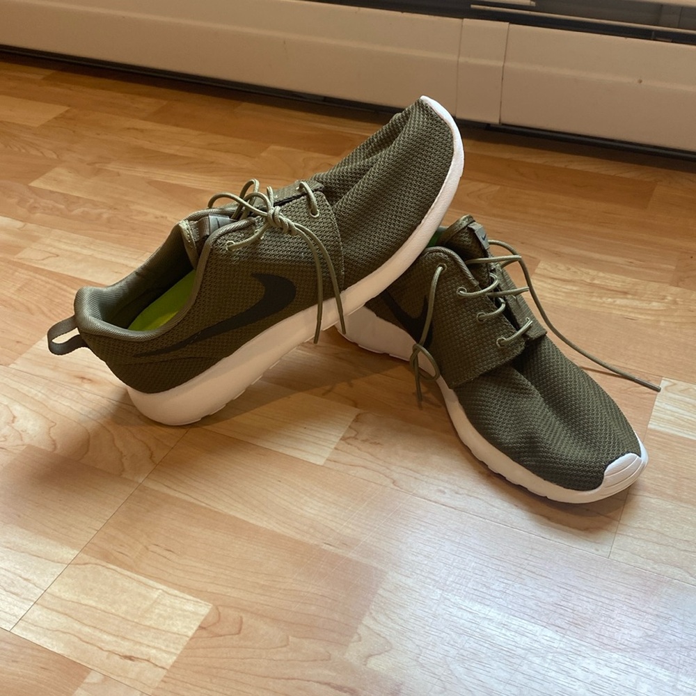 Brand new Nike Roches: Dark green
